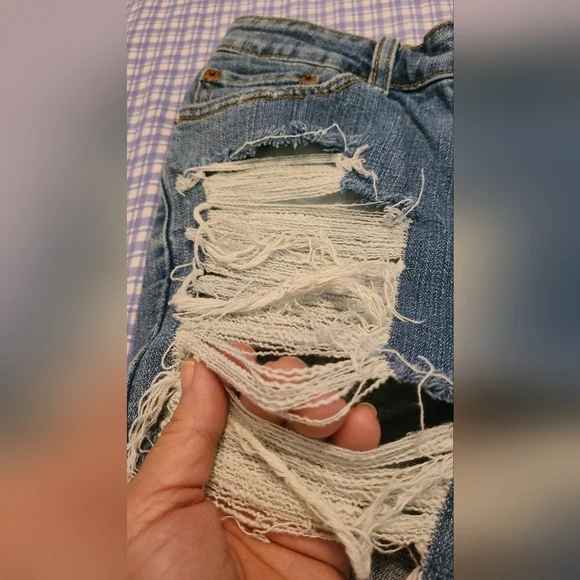 VTG Levi's Women's Heavily Distressed Denim Blue Jean Shorts Sz 8P GUC - Picture 5 of 12